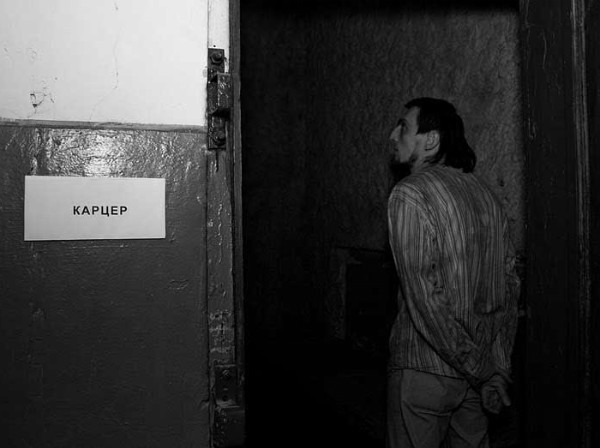 В сучасних українських тюрмах карцери теж виглядають подібним чином. Але втрапити туди можна аж ніяк не на екскурсію В сучасних українських тюрмах карцери теж виглядають подібним чином. Але втрапити туди можна аж ніяк не на екскурсію
