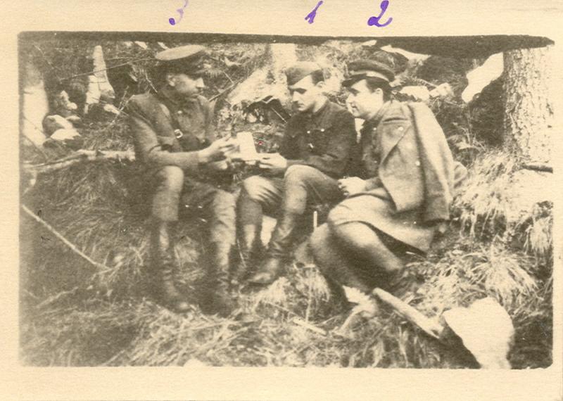 Нарада керівників Карпатського крайового проводу ОУН(б). Літо 1950 р.  Зліва – керівник Коломийського окружного проводу ОУН Кулик - «Сірий», в центрі - керівник Карпатського крайового проводу Степан Слободян – «Клим», справа – член проводу Василь Савчак – «Сталь»