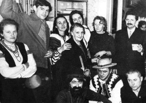 9 січня 1972 року. Різдво в домі Садовських у Львові. Стоять — Любомира Попадюк, Василь Стус, Олена Антонів, Ірина Калинець, Марія й Ганна Садовські, Михайло Горинь; сидять — Стефанія Шабатура, вбрана циганом, Мар’ян Гатало, Олександр Кузьменко. Через три дні Стус, Калинець та Шабатура були заарештовані