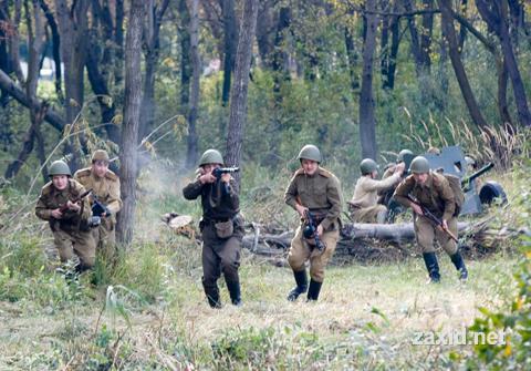 Відтворення бою між бійцями радянської армії та 