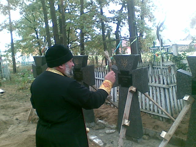 Священик отець Микола освячує нові пам’ятники