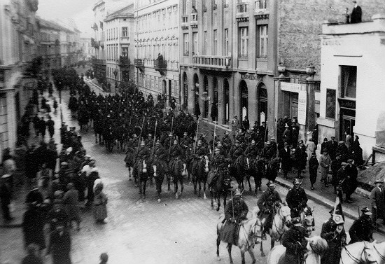 Парад Війська Польського у Львові. Схоже, марширують улани - кіннота, озброєна карабінами і піками. Ці і наступні фото - з архіву Центру досліджень визвольного руху (якщо не вказано інше джерело)
