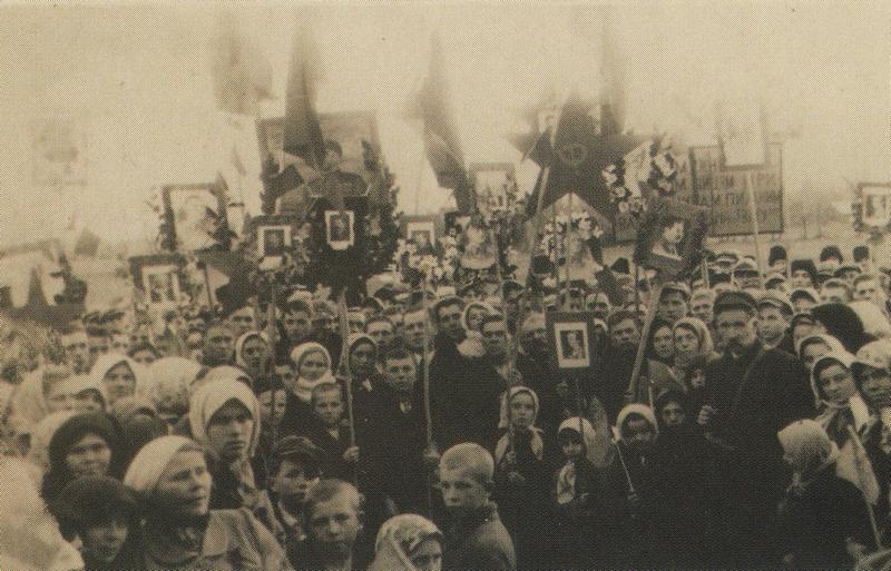 Радянські агітаційні методи: використати населення, примусити прийти на мітинг, показати, що воно щасливе та задоволене. Відзначення 22-ї річниці Жовтневої революції в одному із сіл Західної України