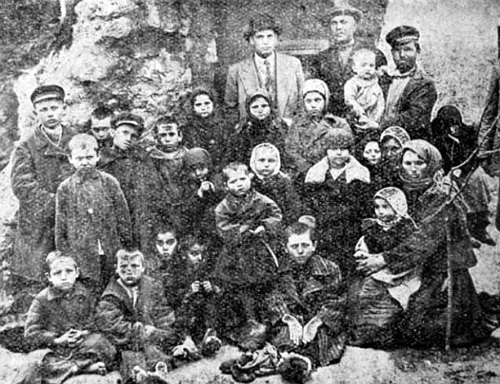 Діти-сироти, батьки яких були розстріляні радянськими прикордонниками під час переходу через Дністер. Румунія, 1933 рік Діти-сироти, батьки яких були розстріляні радянськими прикордонниками під час переходу через Дністер. Румунія, 1933 рік