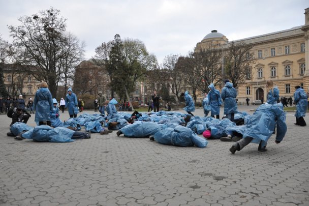 Учасники акції хаотично ходили по площі та кожні 10 секунд по черзі падали на землю