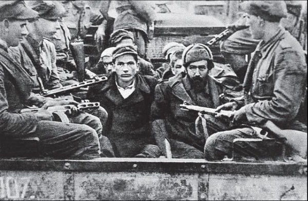 Лемківщина, 1947 - українські партизани, яких конвоюють польські солдати