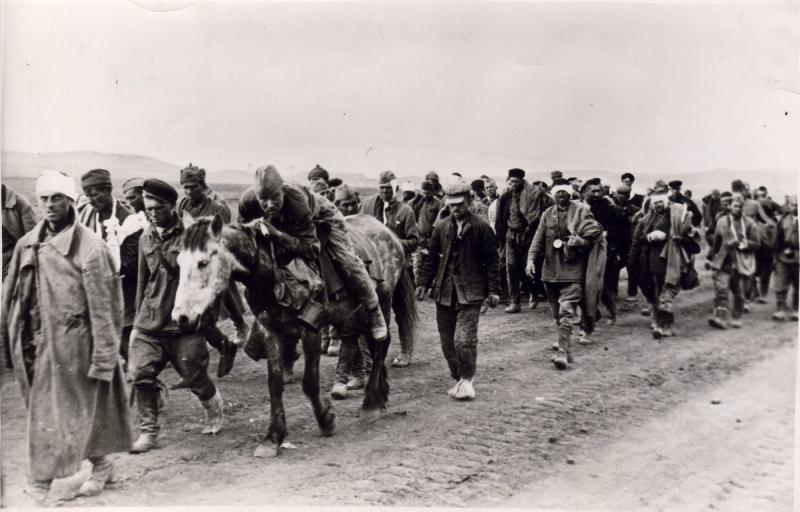 Травень 1942 під Харковом. Все ті ж колони військовополонених тягнуться в табори. Архів Центру досліджень визвольного руху