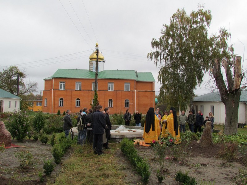 У монастирському дворі