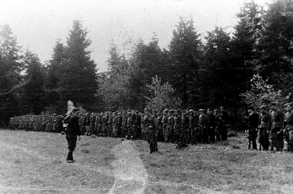 Курсанти старшинської школи «Олені» перед заприсяженням. Вересень 1944 р. Архів ЦДВР Курсанти старшинської школи «Олені» перед заприсяженням. Вересень 1944 р. Архів ЦДВР