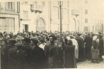 Львів’яни в очікуванні проголошення Акта відновлення української державності. Площа Ринок, 30 червня 1941 року. Фото з архіву ЦДВР.