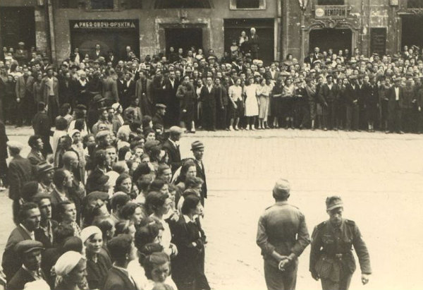 30 червня 1941 року. Львів'яни в очікуванні проголошення Акту відновлення державності. Впадають в око вивіски «Риба. Овочі. Фрукти» і «Хемпром». Фото з архіву ЦДВР.