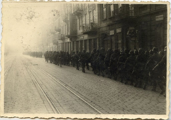 «Нахтігаль» на вулицях Львова. Ранок 30 червня 1941 року. Архів ЦДВР.