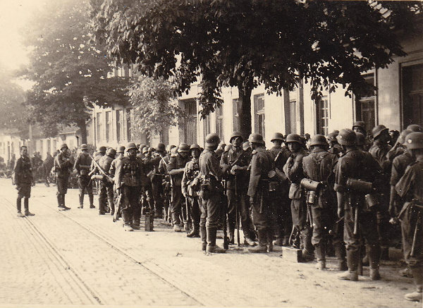 «Нахтіґаль» у передмісті Львова. Привал. Ранок 30 червня 1941 року. Фото з архіву Центру досліджень визвольного руху