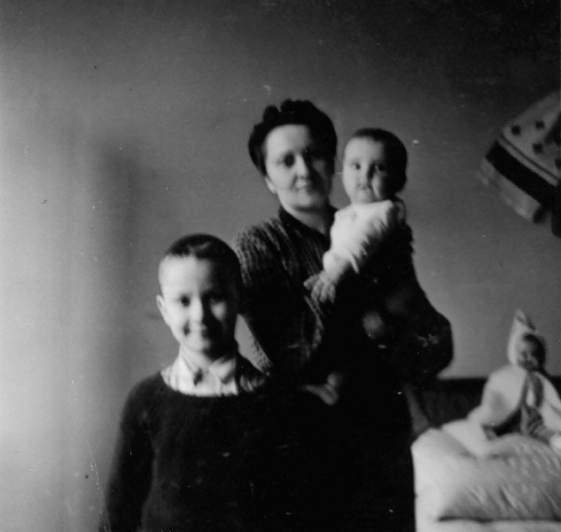 Наталія Шухевич із дітьми Юрком та Марійкою, 1941 рік. Архів Центру досліджень визвольного руху