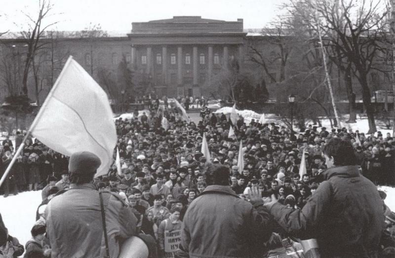 Шевченківські дні в Києві, березень 1989 р. Простір навколо пам’ятника Тарасові Шевченку вщерть заповнений людьми Шевченківські дні в Києві, березень 1989 р. Простір навколо пам’ятника Тарасові Шевченку вщерть заповнений людьми