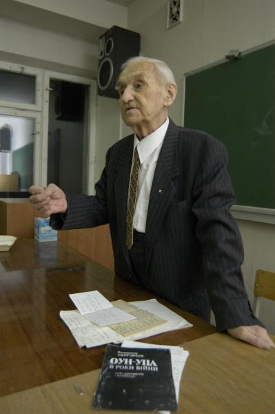 Останній командир УПА виступає перед студентами, 2005 рік.