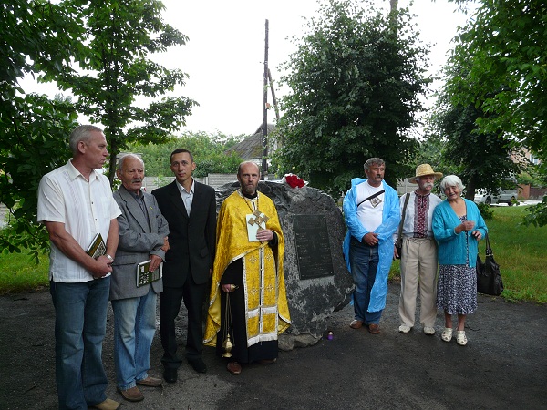 Біля пам'ятного знаку