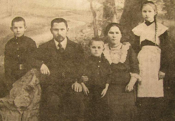 Родина Тарасенків. Марія - крайня праворуч Родина Тарасенків. Марія - крайня праворуч