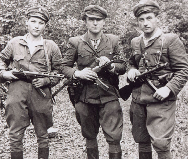 Славко Пилипчук (перший ліворуч) із невідомими повстанцями. Гуцульщина, 1949