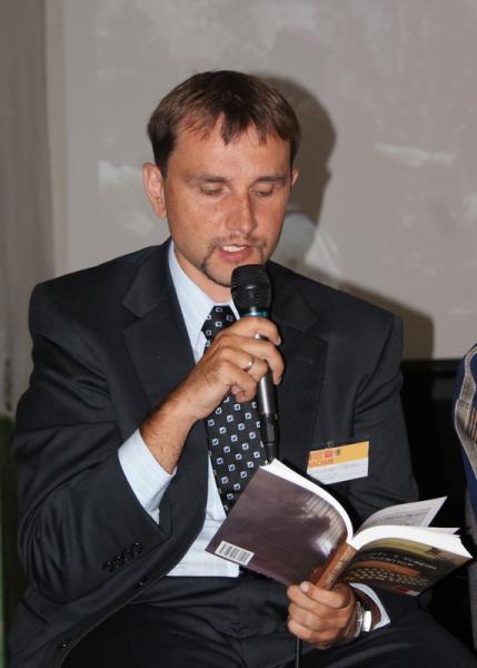 Історик Володимир В’ятрович зачитує фрагмент із книги