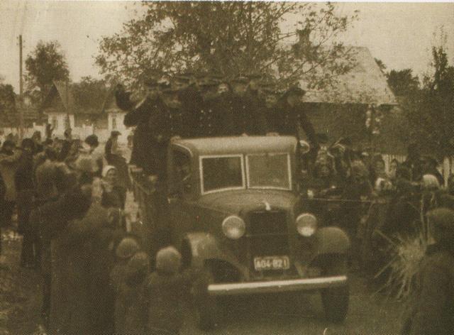 Осінь 1939 року. Селяни вітають прихід солдатів Червоної армії