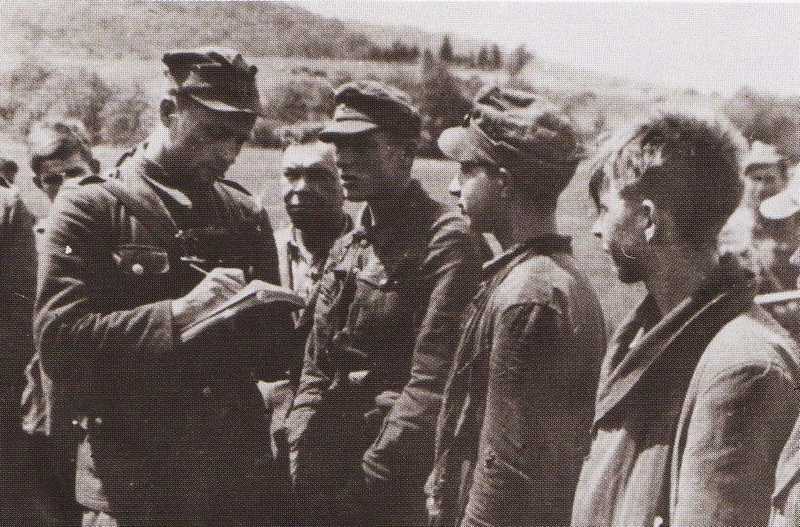 1947 рік. Акція «Вісла». Ветліна. Спійманих вояків УПА, імовірно з сотні Степана Стебельського — «Хріна» (або «Стаха»), допитує капітан Мєчислав Вітковський, старший слідчий, офіцер відділу інформації 2-ї Бригади КБВ 