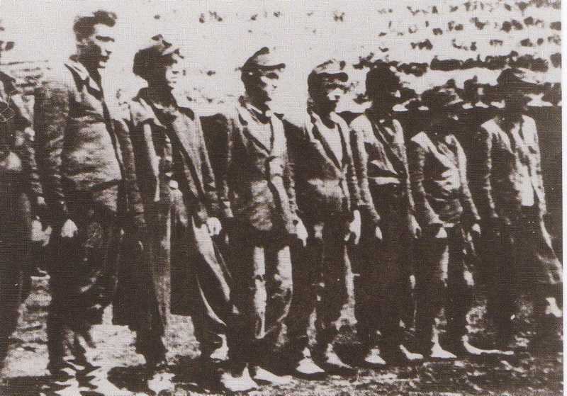 Червень 1947 року. Спіймані батальйоном «Вроцлав» (2 Бригада КБВ) партизани УПА, які чекають на допит перед штабом бригади