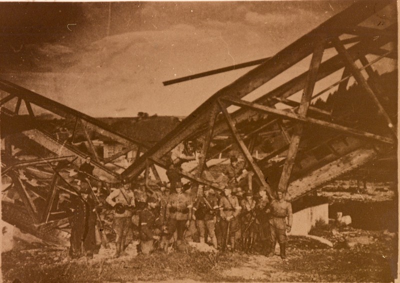 1946 рік. Міст, висаджений у повітря сотнею УПА «Хріна». На першому плані — група працівників Міністерства національної оборони ПНР.