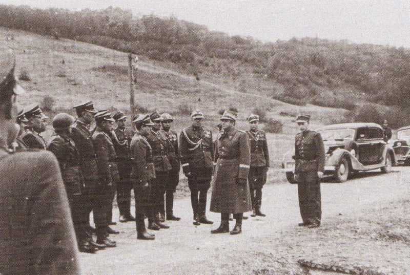 1947 рік. Акція «Вісла». Інспекція загонів ГО «Вісла» маршалом Міхалом Роля-Жимерським. Ліворуч від маршала генерал Стефан Моссор.