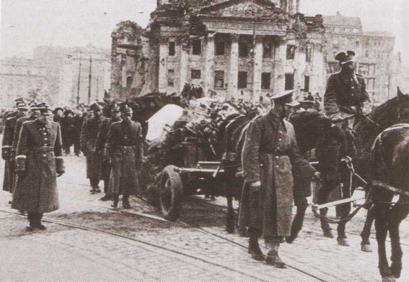 1947 рік. Варшава. Похорон генерала зброї (міністра внутрішніх справ ПНР) Кароля Свєрчевського. Похоронна процесія виходить з площі Трьох Хрестів.