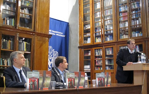 За трибуною — історик, професор, завідувач кафедри міжнародних відносин Київського славістичного університету Ігор Ільюшин