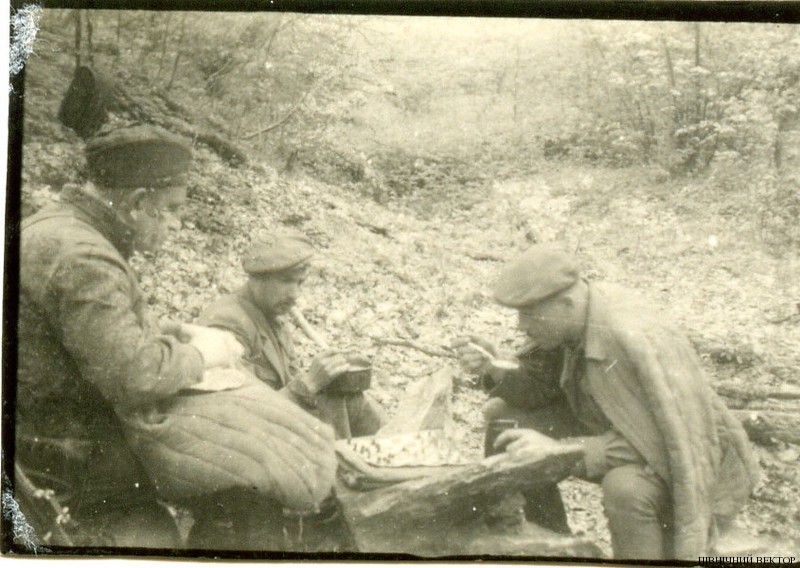 Зиновій Тершаковець і Роман Шухевич грають у шахи. 1948 р.