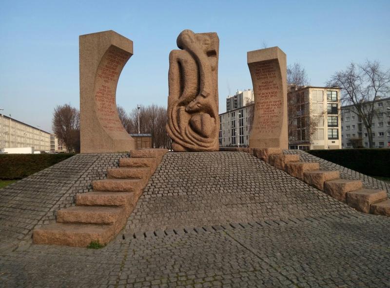 меморіал на місці пересильного табору в Дрансі
